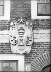 Detail gevel, cartouche - 's-Gravenhage - 20086235 - RCE -  Binnenhofcomplex Goutsmitskeurhuis: Detail gevel, cartouche 