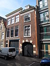 Pand met smalle gevel met inrijpoort