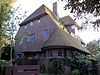 Den Haag Nieuwe Parklaan 60 Het Weide Huis -  Den Haag Nieuwe Parklaan60 Het Weide Huis - Vrijstaande villa uit 1928, ontworpen door architect D. Roosenburg in opdracht van de familie Van Wulffen-Palthe. De villa is gebouwd in Engelse landhuisstijl met invloeden van de Nieuwe Haagse School en genaamd Het Weide Huis. 