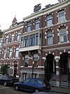 Pand in neo-renaissance trant met souterrain, ontlastingsbogen met blokken en brede erker op versierde consoles