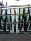 Pand met gave Lodewijk XIV gevel met rechte kroonlijst en hardstenen plint - middentravee met pilasters versierd