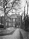 Overzicht achtergevel met zijvleugels en gedeelte tuin - 's-Gravenhage - 20088895 - RCE -  Huis Johan de Witt: Overzicht achtergevel met zijvleugels en gedeelte tuin (opmerking: In: Buiten ; 14(1920), nr. 30, p. 358) 