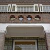 Gedeelte achtergevel met terracotta boven achterdeur - 's-Gravenhage - 20331462 - RCE -  Terracotta: Gedeelte achtergevel met terracotta boven achterdeur 