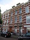Pand met neo-renaissancegevel. Versiering met banden en ontlastingsbogen. Kroonlijst met consoles