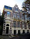 Aan drie zijden vrijstaand herenhuis in neo-renaissance stijl