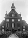 Overzicht gevel met tentdak en een open galerij - 's-Gravenhage - 20087716 - RCE -  Hofje van Nieuwkoop: Overzicht gevel met tentdak en een open galerij (opmerking: In: Buiten ; 10(1916), nr. 6, p. 70) 