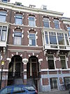 Pand in neo-renaissance trant met souterrain, ontlastingsbogen met blokken en brede erker op versierde consoles