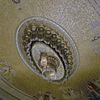 Interieur grote zaal, detail plafond met ornamentaal verlichtingselement en plafondschildering - 's-Gravenhage - 20330176 - RCE -  Schouwburg: Interieur grote zaal, detail plafond met ornamentaal verlichtingselement en plafondschildering 