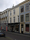Pand met gevel met rechte kroonlijst