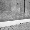 Glimmende laag op voorgevel - 's-Gravenhage - 20087772 - RCE -  Hofje van Nieuwkoop: glimmende laag op voorgevel 