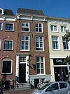 Pand met Lodewijk XIV gevel, ingangspartij met pilasteromlijsting