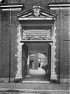 Poort met doorkijk op hofje - 's-Gravenhage - 20087714 - RCE -  Hofje van Nieuwkoop: Poort met doorkijk op hofje (opmerking: In: Buiten ; 10(1916), nr. 6, p. 71) 