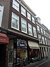 Pand met gevel met kroonlijst op gesneden maskerconsoles