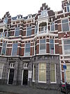 PAND in neo-renaissance trant. Parterre bekleed met hardsteen. Rechts een driezijdig uitgebouwde erker over twee verdiepingen, waarboven houten loggia, versierd met rijk snijwerk. Topgevel