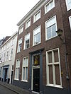 Pand voorzien van gevel met fraaie deuromlijsting