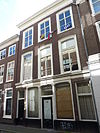 Pand met eenvoudige bakstenen gevel