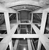Interieur, zicht op onderkant van de etagevloer halverwege en de betonnen draagconstructie - Dirksland - 20338069 - RCE -  Watertoren/ Betonconstructie: Interieur, zicht op onderkant van de etagevloer halverwege en de betonnen draagconstructie 