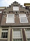 Pand met trapgevel van het Dordtse type met muurijzers en in het zoldervenster roedenverdeling stijl