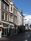 Pand met gevel met verkropte lijst en empire schuiframen