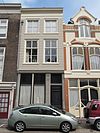 Pand met gepleisterde lijstgevel
