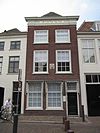 Pand met verkropte lijstgevel voor een huis met hoog schilddak
