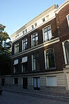Pand met statige lijstgevel van souterrain, parterre, twee verdiepingen en attiekverdieping