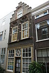Pand met gehavende Dordtse gevel gedateerd bij overvoorde: 1768