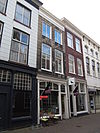 Pand met gepleisterde lijstgevel