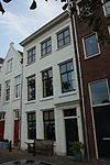 Pand met gepleisterde lijstgevel