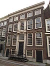 Pand met monumentale lijstgevel met hardstenen plint en getoogde vensters