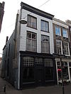 Hoekpand Dolhuisstraat. Gepleisterde lijstgevel