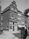 Zijgevel en voorgevel - Dordrecht - 20062900 - RCE -  De Pauw: Zijgevel en voorgevel (opmerking: In: Buiten ; 14(1920), nr. 44, p. 522) 