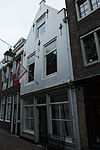 Pand met hoge puntgevel met oude pui