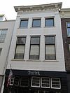 Pand met gepleisterde lijstgevel met verkropte kroonlijst waarin jaartal