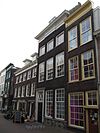 Pand met lijstgevel met verkropte kroonlijst