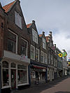 Pand met twee puntgevels boven moderne etalagepui