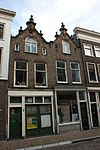 Pand met aan de voorstraathaven gevel onder lijst