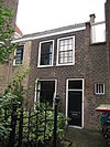 Tussen de nos 1 en 4 lager pand met zadeldak