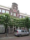 Pand met monumentale halsgevel, op banderolle gedateerd: 1696