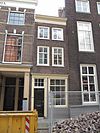 Pand met lijstgeveltje met schuiframen