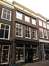 Pand met aan de voorstraatshaven puntgevel en aan de voorstraat gevel met getoogde vensters en in de kroonlijst rechthoekige liggende vensters