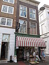 Hoekhuis pelserstraat met verkropte lijstgevel