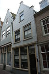 Pand met gepleisterd puntgeveltje