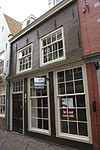 Pand met lijstgevel met goede pui