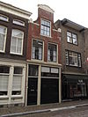 Pand met halsgevel met zijvoluten op dekplaten, gedateerd in de top 1759