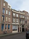 Pand met lijstgevel met gedateerde, verkropte kroonlijst