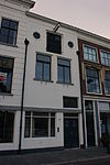 Pand met gepleisterde lijstgevel