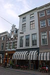 Pand met gepleisterde lijstgevel van parterre en drie verdiepingen