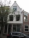 Pand met Dordtse trapgevel tot puntgevel gewijzigd