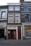 Pand met lijstgevel met verkropte lijst